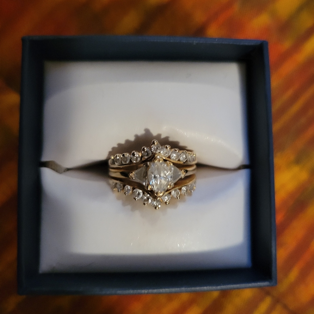 Diamond wedding rings size 7 - Picture 2 of 2